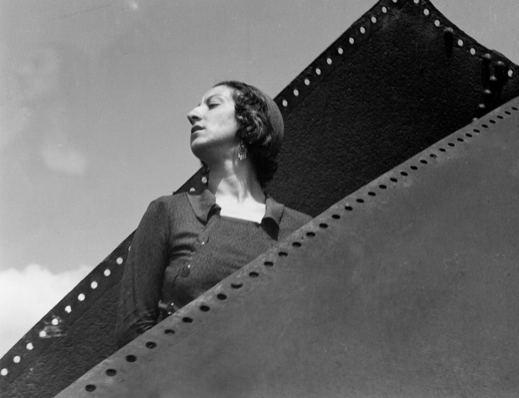 Manuel Álvarez Bravo (Mexican, 1902-2002) “Lola Álvarez Bravo y estructura metalica (Lola Álvarez Bravo and a Metal Structure),” 1930s Gelatin silver print Colección Archivo Manuel Álvarez Bravo