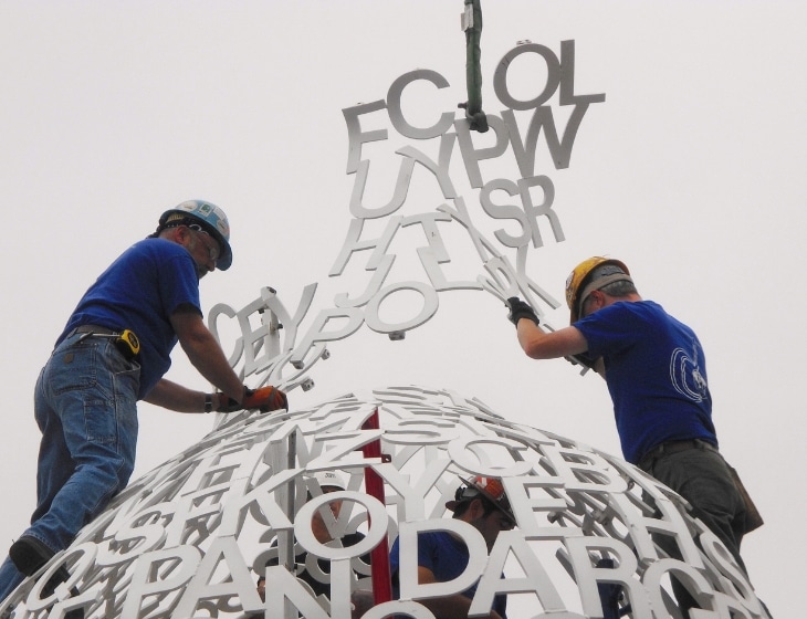 Jaume Plensa's Nomade, being installed in the Pappajohn Sculpture Park in 2009.